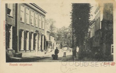 2e Dorpsstr-1900-002.jpg - 2e Dorpsstraat met gezicht vanaf de hoek Driebergscheweg - Laan v. Beek en Royen. Links is nog een gedeelte van huize Beek en Royen te zien van Jhr. F.H. v.d. Poll. Daaraan vast 2e Dorpsstraat no: 54, bewoond door de Dames Bunk. Daarachter het pand van huisschilder Wed. G.A. Moen. Rechts stalhouderij van Arkel, nu restaurant Carberry's. Opname omstreeks 1900.